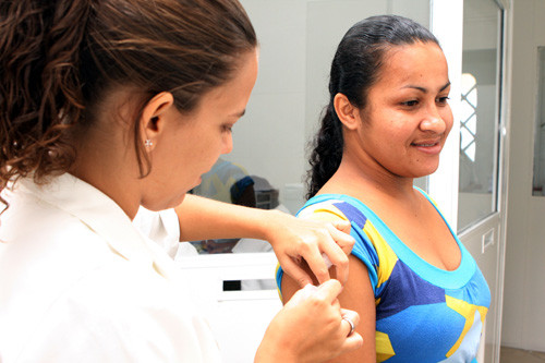 Adultos já estão sendo vacinados (Foto: Gerson Gomes)