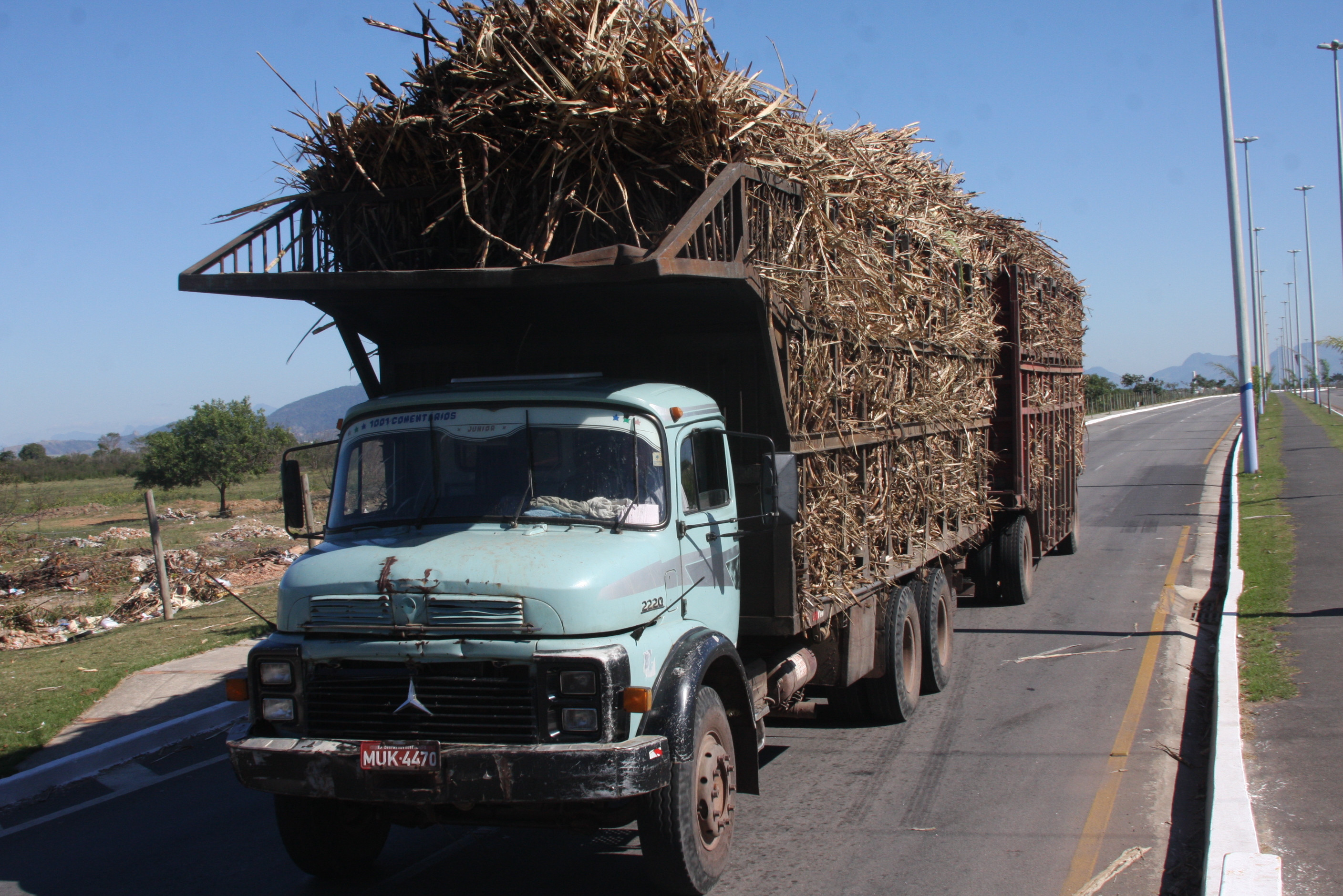 O tráfego de caminhões transportando cana-de-açúcar na Ponte da Lapa e Ruas dos Goitacazes e Tenente Coronel Cardoso, antiga Formosa, está proibido (Foto: Gerson Gomes)