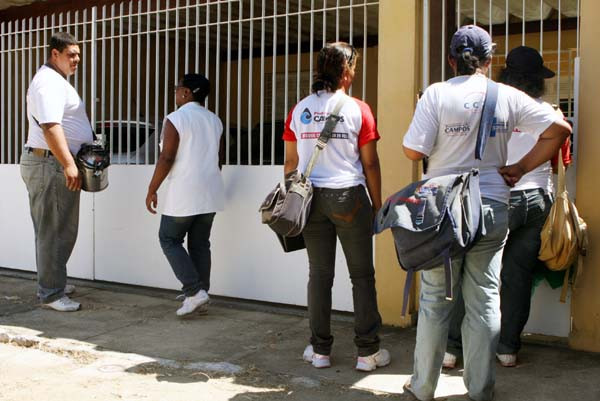 Os agentes de combate percorrem a cidade e o interior, diariamente (Foto: Gerson Gomes)