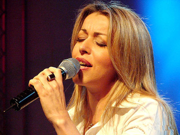 A cantora Adriana tem se apresentado na região, sempre com grande público (Foto: Divulgação)