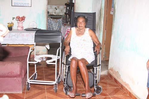 Luzia dos Santos Nogueira agora já pode sair à rua, já que ganhou uma cadeira de rodas (Foto: Check)