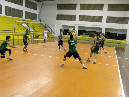 equipe de vôlei infantil masculina da Fundação Municipal de Esportes (FME) enfrenta na tarde de sábado (14) a equipe do Botafogo em busca da classificação para a segunda fase da competição estadual (Foto: Divulgação)