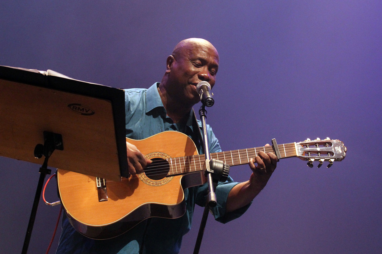 Músicos participam da semifinal do Femag no Teatro Procópio Ferreira