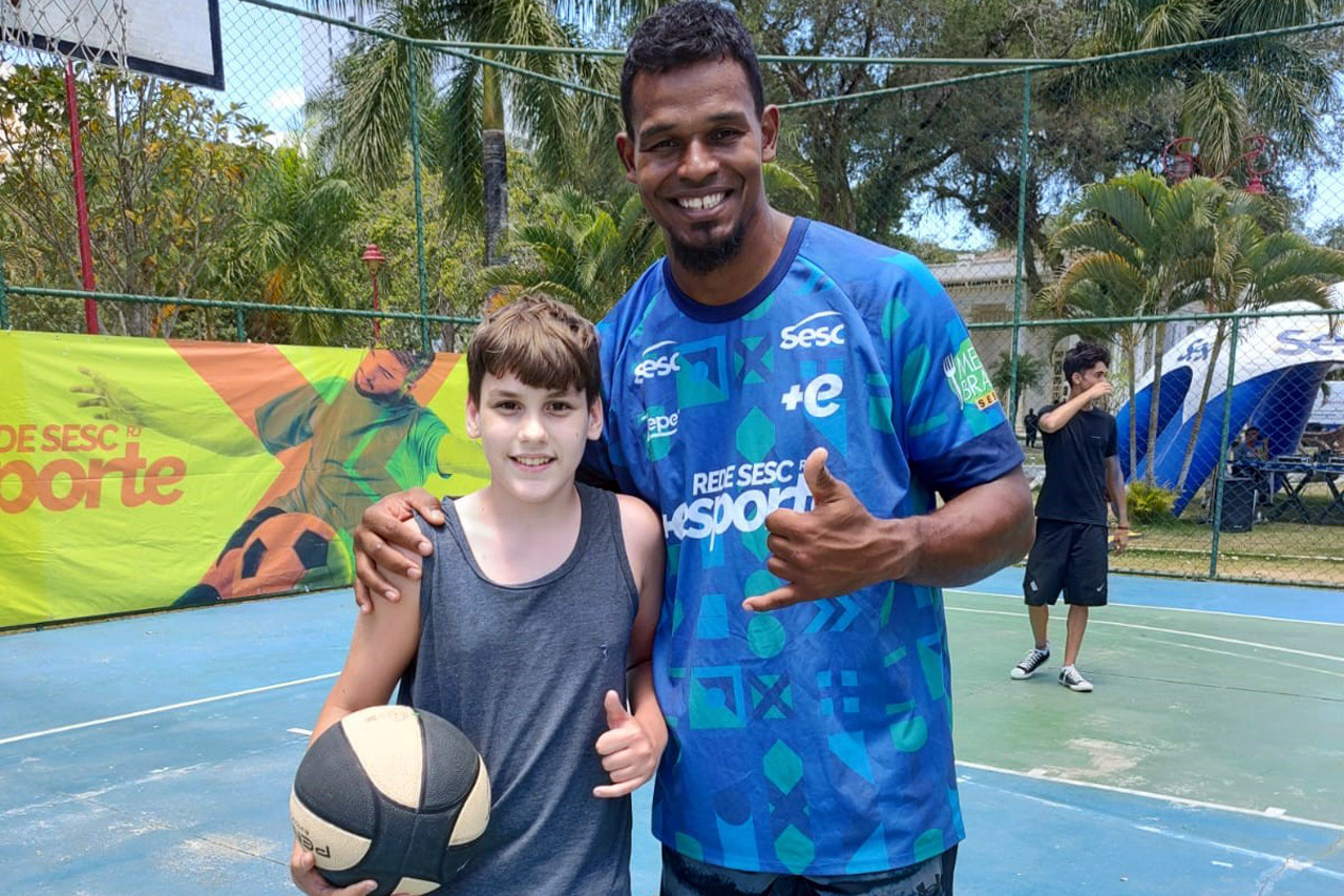 Prefeitura Municipal de Volta Redonda - Jogos Estudantis de Volta Redonda é  aberto com a participação do jogador da Seleção Brasileira de Basquete 3x3  Leandro Discreto