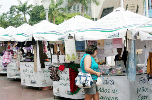 Os artesãos aprovaram o novo modelo das barracas (Foto: Antônio Leudo)