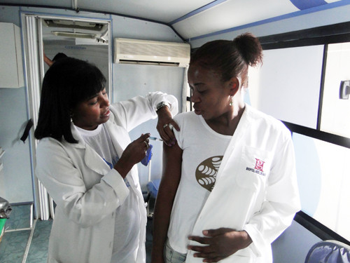 Foi iniciada nesta terça-feira (17) a vacinação contra o vírus influenza H1N1 dos funcionários do Hospital Geral de Guarus (HGG) (Foto: Divulgação)