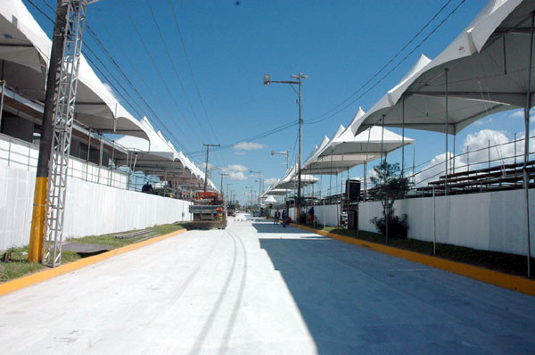 A estrutura montada ano passado na passarela do samba será repetida este ano (Foto: Check)