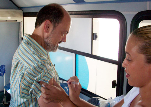 Vários profissionais de saúde, como o chefe do setor de Doenças Infecto-Parasitárias (DIP) do Hospital Ferreira Machado, Nélio Artilles, estão sendo vacinados (Foto: Divulgação)