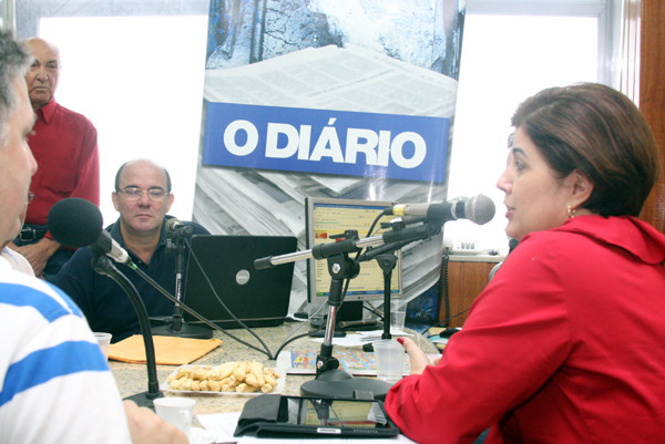 A prefeita Rosinha Garotinho anunciou, na manhã deste sábado (21), na Rádio Diário FM a entrega de mais obras e o lançamento de mais um Bairro Legal para Campos (Foto: Gerson Gomes)
