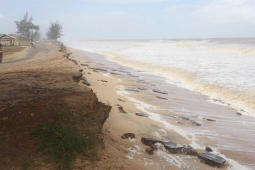 Nesta quinta-feira o mar avançou na região do Lagamar (Foto: Check)