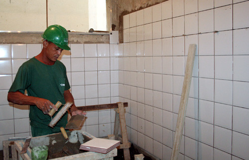 Os quiosques já estão recebendo acabamentos finais (Foto: Antônio Leudo)