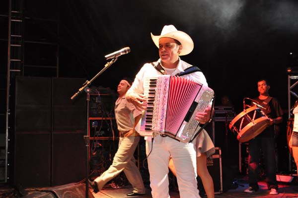 A prefeita Rosinha Garotinho vai inaugurar a praça de Santa Maria e, em seguida, o cantor Frank Aguiar vai animar a tradicional festa (Foto: Divulgação)