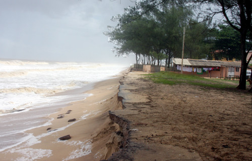 Na quarta-feira (7), a ressaca do mar acabou destruindo parte da Avenida Atlântica (Foto: Check)