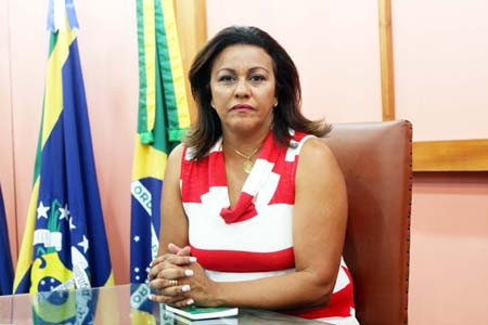 A secretária do Procon Rosangela Tavares alerta a população sobre a necessidade de pesquisa de preços (Foto: Antônio Leudo)