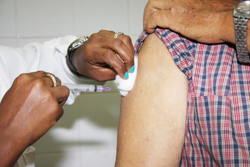 Pessoas de todas as idades se imunizam em Campos (Foto: Rogério Azevedo)