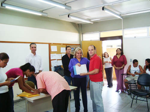 Os alunos da primeira turma receberam o certificado das mãos da secretária de Trabalho e Renda Maria Cecilia Ribeiro Gomes (Foto: Divulgação)