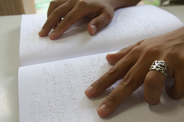 Mais nove volumes de livros em Braille da Fundação Dorina Nowill para Cegos, de São Paulo, chegaram em Campos (Foto: César Ferreira)