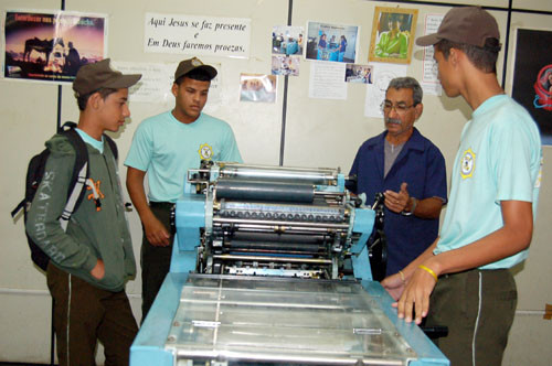 A Oficina de Gráfica existe desde 1992 e atende jovens e adolescentes, com idades entre 14 e 18 anos, da rede pública (Foto: Check)