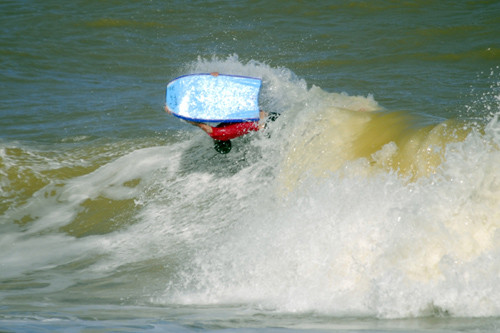 Foi realizado neste final de semana, com apoio da prefeitura a primeira etapa do Circuito Box Ecologic Bodyboarding de 2011, na praia do Farol de São Thomé (Foto: Divulgação)