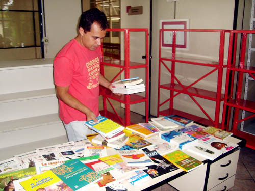 Na biblioteca existem livros para todos os gostos (Foto: Divulgação)