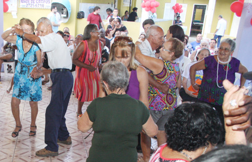 Os idosos já participam ativamente das reuniões dançantes, uma das atividades consideradas por eles como das mais prazerosas (Foto: Rogério Azevedo)