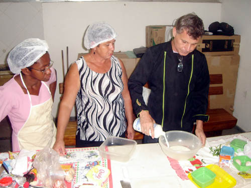 O cheff Cyro Souza está ensinando todos os truques da culinária (Foto: Divulgação)
