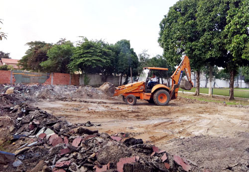 As máquinas já estão realizando o trabalho de demolição de alguns locais e uma nova área de lazer e esporte surgirá (Foto: Divulgação)