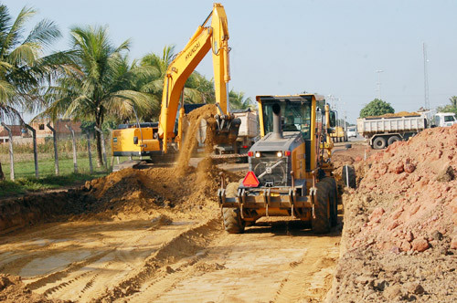 As máquinas já trabalham a todo vapor na construção da segunda marginal da RJ-216 (Foto: Check)