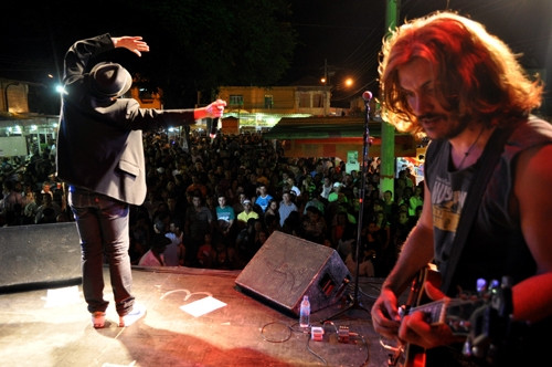 A partir da meia noite deste sábado (04), a animação fica por conta dos integrantes do projeto ?A festa dos Anos 80?, que vão tocar os principais clássicos da época, numa estrutura montada na praça principal do distrito (Foto: Arquivo)