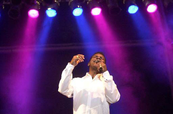 o cantor Emílio Santiago sobe ao palco na Praça São Salvador no próximo sábado (11), a partir das 21h (Foto: Divulgação)