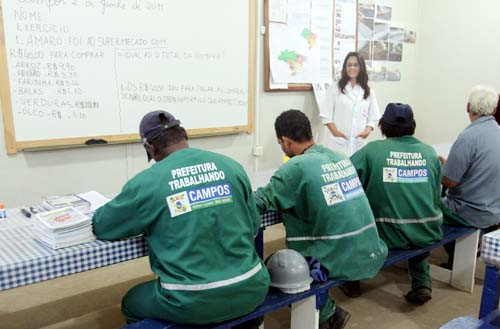 Os alunos do programa Brasil Alfabetizado recebem material pedagógico composto de livros e demais materiais, gratuitamente (Foto: Rogério Azevedo)