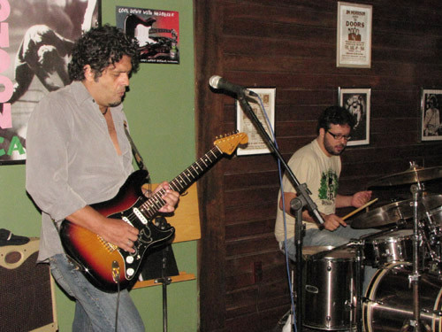 Betinho Assad, que também se destaca como intérprete, assume a guitarra e o vocal da banda (Foto: Divulgação)