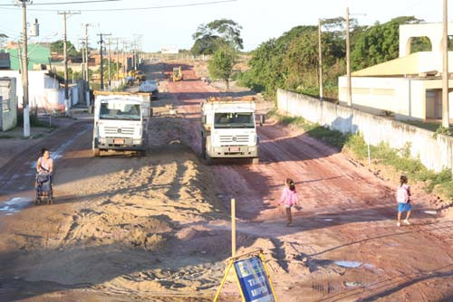 O trabalho de construção de galerias, em Guarus, já está terminando e se estende, ainda, à Rua Frei Caneca, uma das principais do bairro Barão do Rio Branco (Foto: Gerson Gomes)