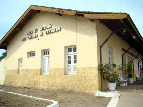 A Casa de Cultura José Cândido de Carvalho recebe atrações e oferece exposição de artistas locais (Foto: Marcelo Esqueff)