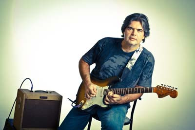 O conceituado guitarrista e cantor brasileiro, Big Joe Manfra, estará no coreto do Jardim do Liceu para um grande show de blues nesta quinta-feira (16), a partir das 20h (Foto: Divulgação)