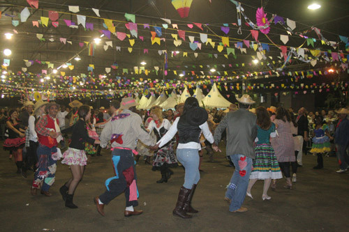 Diversos grupos de dança estão confirmados para se apresentar nos dias de festa (Foto: Antônio Leudo)