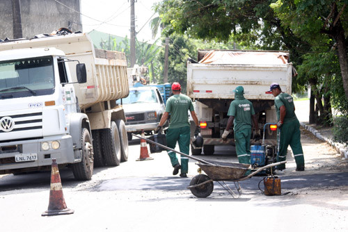 Diariamente, três equipes da Secretaria Municipal de Obras e Urbanismo vem atuando na manutenção do trabalho já realizado (Foto: Gerson Gomes)