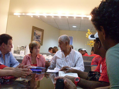 A presidente da Fundação Teatro Municipal Trianon, Maria Auxiliadora Freitas, o secretário de Cultura, Orávio de Campos e artistas plásticos se reuniram na manhã desta segunda-feira (20) para conversar sobre a versão deste ano do Projeto Pra Sem (Foto: Divulgação)