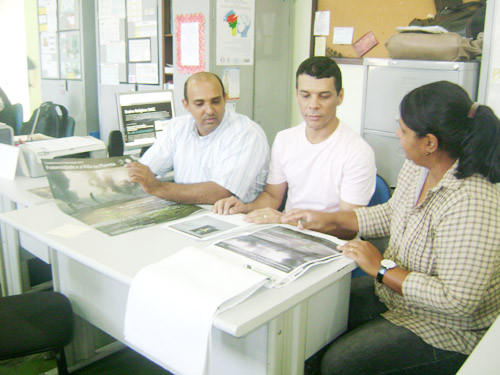 A equipe da coordenação de ensino religioso, da Secretaria Municipal de Educação (SMEC), se reuniu na tarde desta quarta-feira (22) para falar dos últimos detalhes para a confecção dos tapetes do feriado de Corpus Christi (Foto: Divulgação)