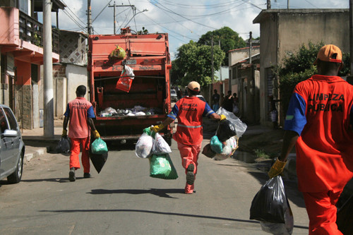 Durante o feriado de Corpus Christi, nesta quinta-feira (23) e do ponto facultativo na sexta-feira (24), decretado pela Prefeita Rosinha Garotinho, a coleta de lixo vai ser realizada normalmente no município (Foto: Antônio Leudo)