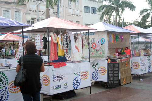 Feira Mãos de Campos atrai diversas pessoas e movimenta o comércio local (Foto: Antônio Leudo)