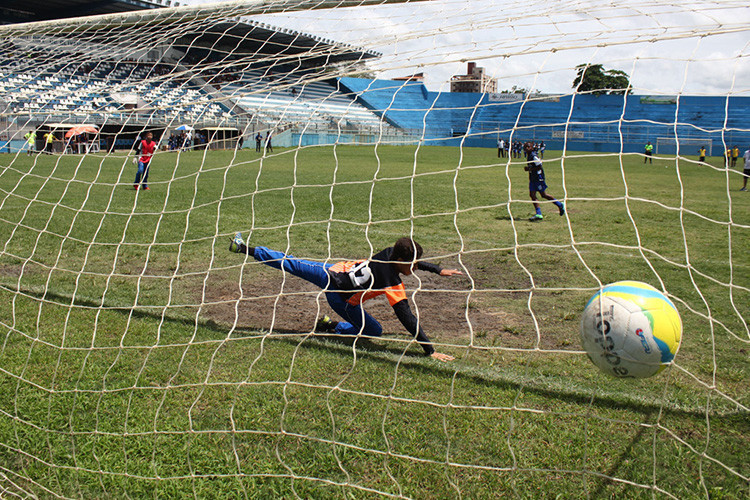 Jogo Amador De Duas Equipas De Futebol No Campo Dentro Imagem Editorial -  Imagem de exterior, jogadores: 54425425