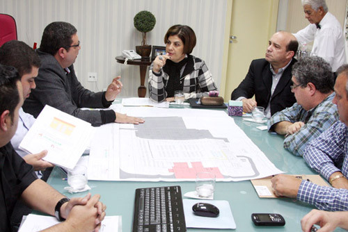 Executivos do Grupo Carreffour apresentaram nesta quarta-feira (29) à Prefeita Rosinha Garotinho o projeto de implantação de um supermercado com a bandeira Atacadão, que será construído em Guarus (Foto: Gerson Gomes)