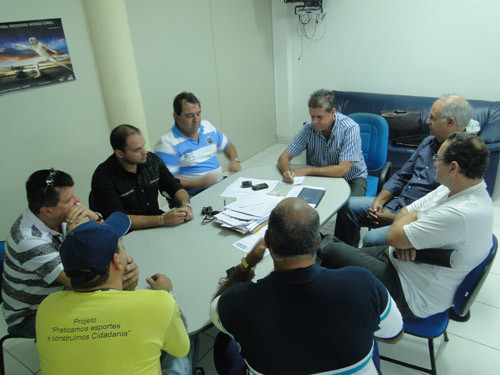 O presidente da Fundação Municipal de Esportes (FME), Magno Prisco, recebeu os presidentes de seis instituições para formalizar a assinatura dos convênios com a Prefeitura de Campos através da instituição (Foto: Divulgação)