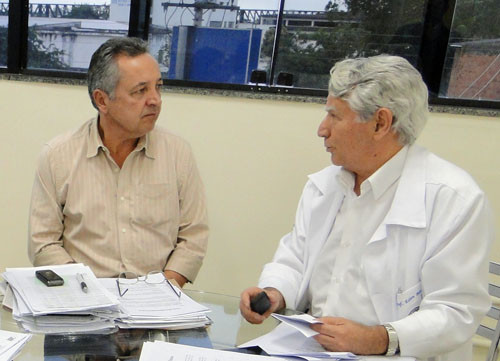 O diretor do HGG, Édson Batista, assinou convênio de cooperação com o diretor do HFM (Foto: Fred Parente)