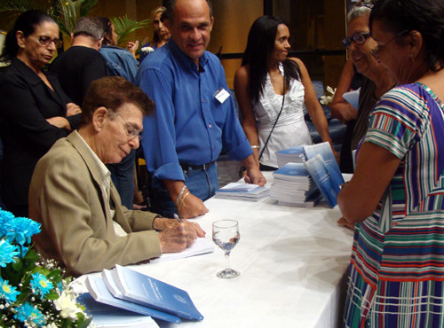 O escritor lançou o livro nesta quinta-feira (Foto: Divulgação)