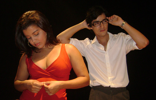 A peça fala sobre a vida de um casal moderno (Foto: Divulgação)