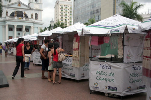 A Feira Mãos de Campos funciona na praça São Salvador (Foto: Antônio Leudo)