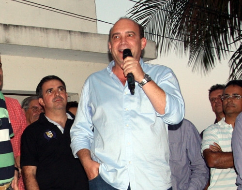 O vice prefeito Doutor Chicão, representando a prefeita Rosinha Garotinho, anunciou neste sábado (16) em Morro do Coco a implantação do Projeto Granja Modelo (Foto: Roberto Jóia)