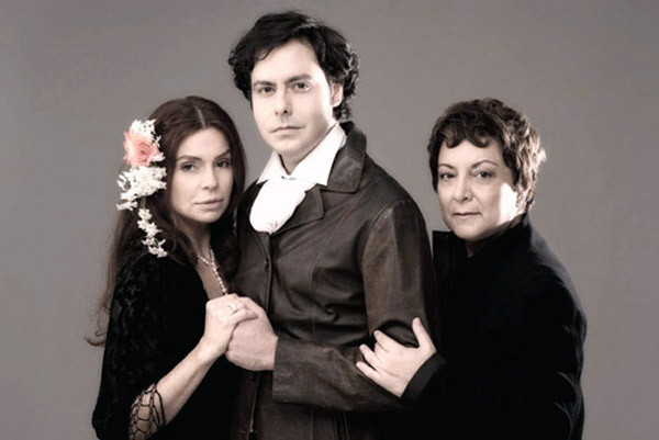 Além de Françoise Forton, interpretando George Sand (pseudônimo de Amantine Aurore Lucile Dupin, escritora francesa), estão no elenco Marcelo Nogueira, no papel de Chopin, e a renomada pianista Linda Bustani (Foto: Divulgação)